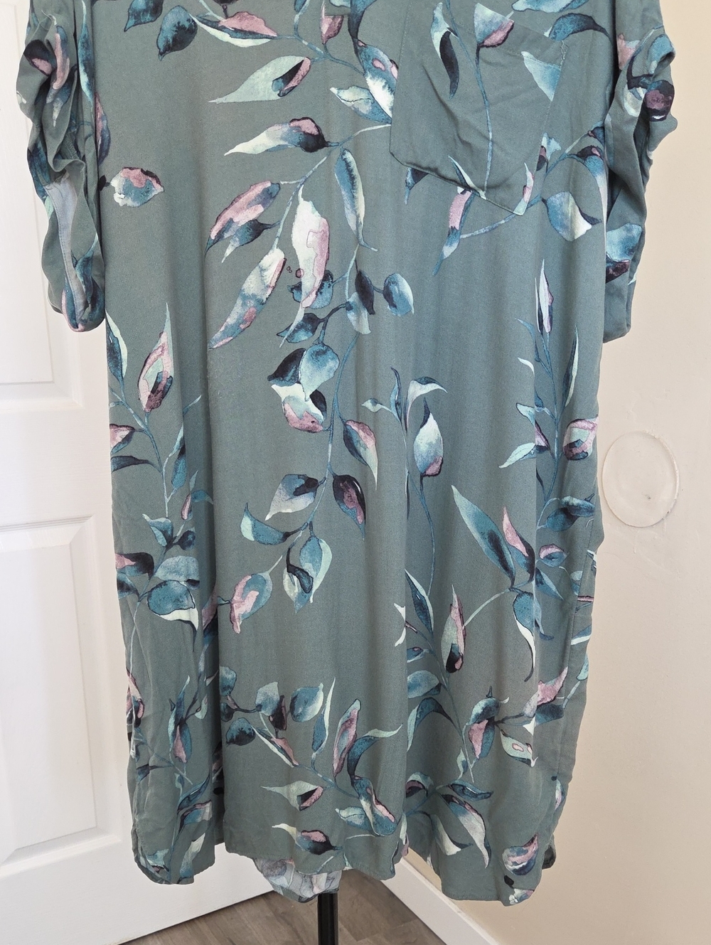 Reitmans Plus Size  Sage Green Floral V-Neck Tunic - Picture 3 of 7